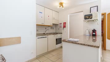 Refrigerador, horno, placa de cocina, lavavajillas