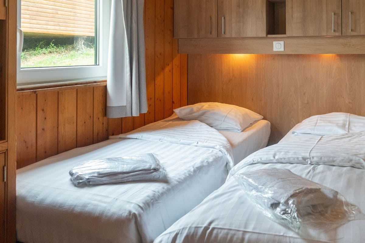 1 habitación, espacio para trabajar con laptop y cortinas blackout