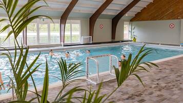 Indoor pool, sun loungers