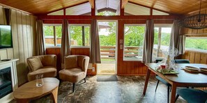 Chalet, 1 cama doble, terraza (Etoile) | Zona de estar | Una televisión, una chimenea