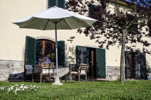 Outdoor dining - Holidays in Tuscany with family (Castagneto Carducci)