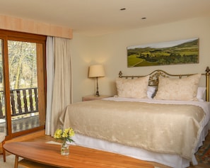 Suite Room | In-room safe, laptop workspace, blackout drapes, soundproofing