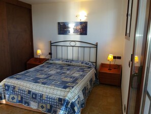 2 室のベッドルーム、WiFi、ベッドシーツ、車椅子でアクセスできる設備