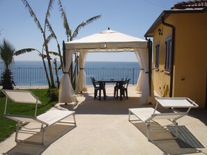 屋外ダイニングエリア