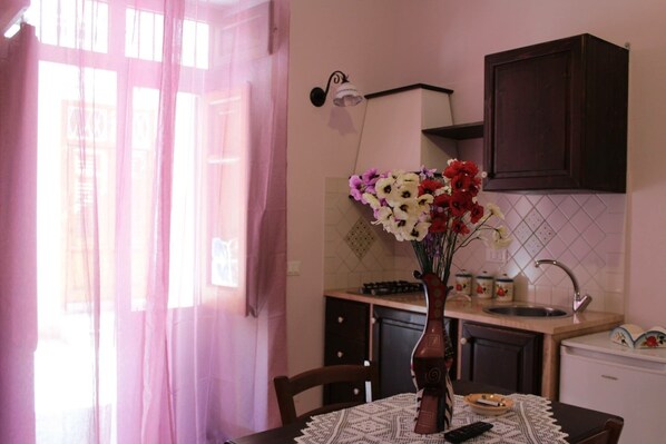 Fridge, stovetop, coffee/tea maker, cookware/dishes/utensils