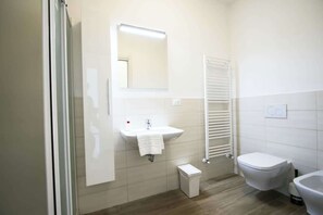 Dusche, Haartrockner, Handtücher, Seife