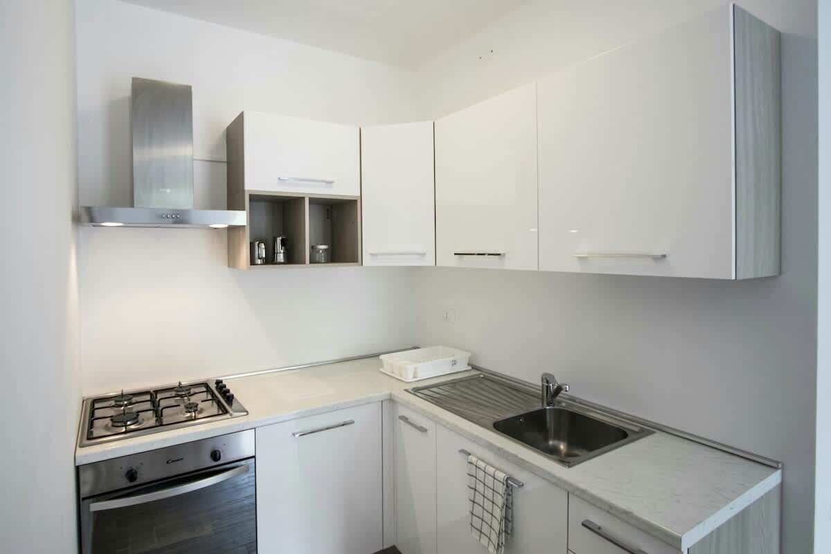 Fridge, oven, stovetop, coffee/tea maker