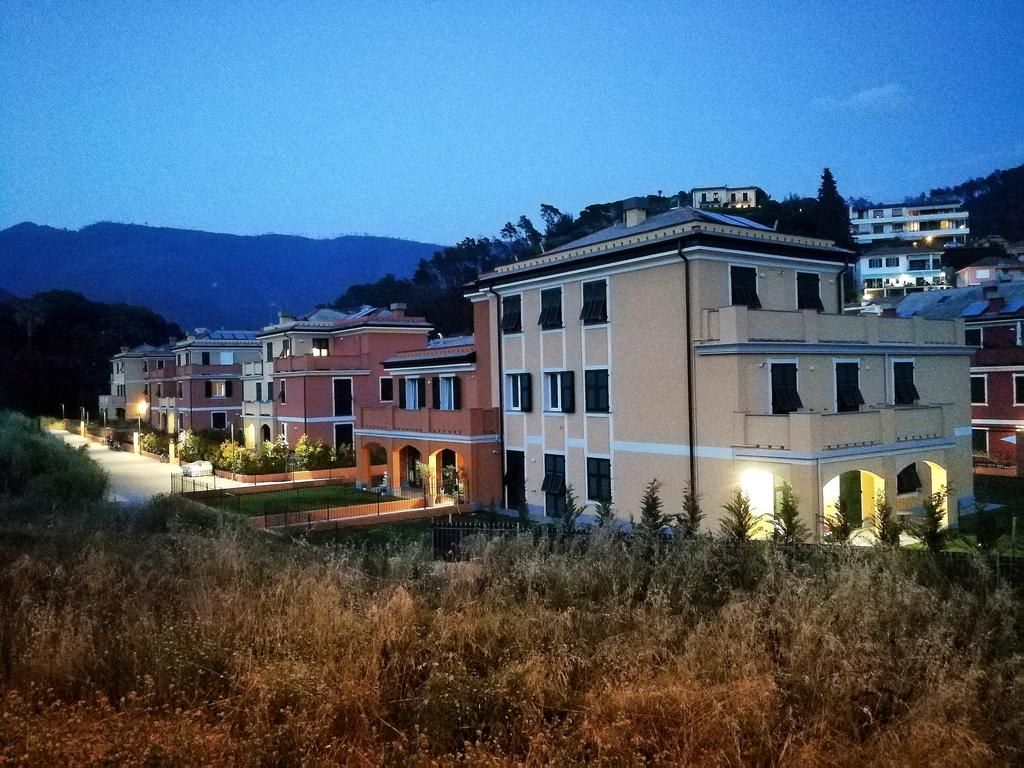 Un ensemble immobilier résidentiel comprenant plusieurs logements, une cour intérieure et un paysage montagneux en arrière-plan.