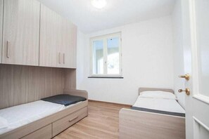 2 chambres, fer et planche à repasser, lit de bébé portatif