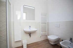 Doccia, asciugacapelli, asciugamani, sapone