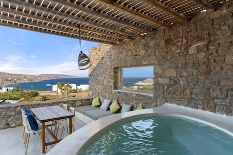 Suite Superior, idromassaggio, vista mare | Terrazza/patio. Myconian Crown Suites by Mr and Mrs White