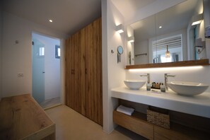 Suite superior, hidromasaje, vista al mar | Baño | Regadera, regadera tipo lluvia, secadora de cabello, pantuflas 