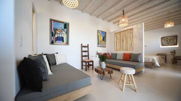 Master Suite with Plunge Pool | Safe på rommet, individuelt dekorert, individuelt innredet og skrivebord