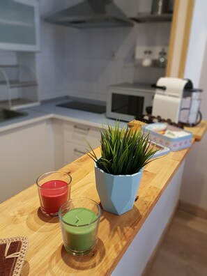 Réfrigérateur, micro-ondes, plaque de cuisson, cafetière/bouilloire