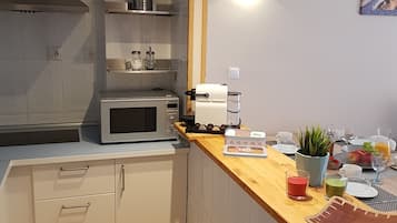 Kühlschrank, Mikrowelle, Herdplatte, Wasserkocher mit Kaffee-/Teezubehör