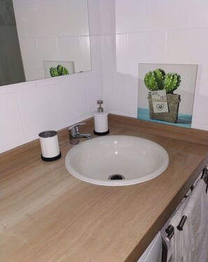 Shower, hair dryer, towels, soap - Bright and newly renovated apartment in the historic center (Sevilla)