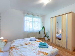 6 Schlafzimmer, Schreibtisch, kostenloses Internet