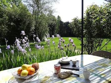 Terrasse privée avec salon de jardin et transats