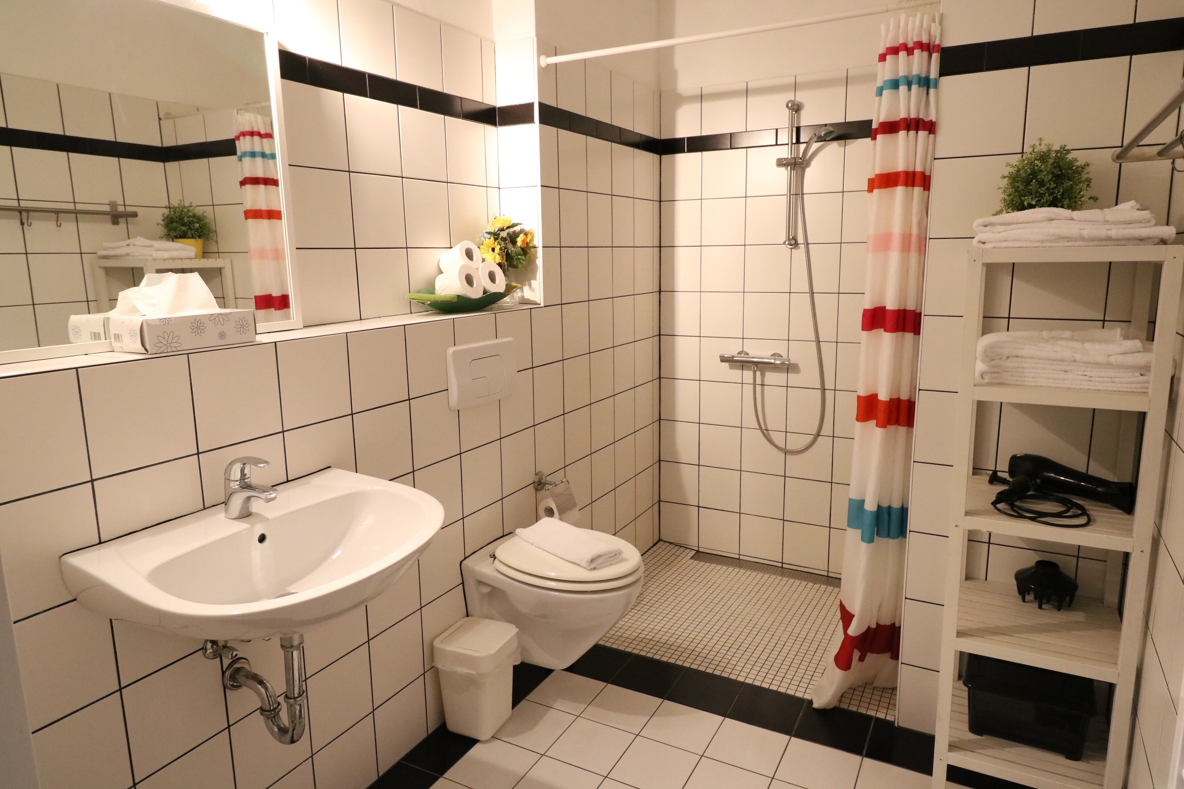 Haartrockner, Handtücher, Seife, Toilettenpapier