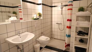 Haartrockner, Handtücher, Seife, Toilettenpapier