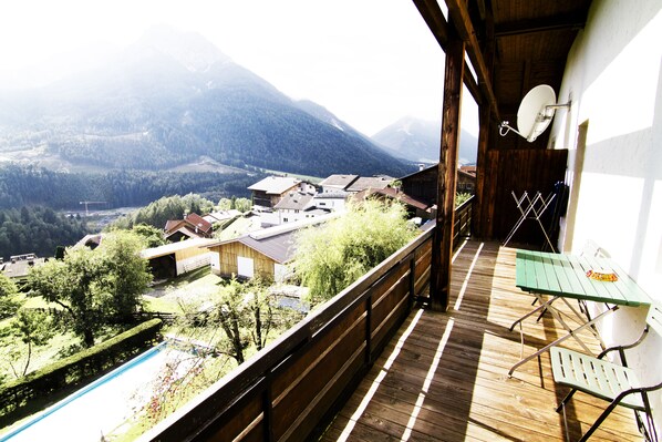 Outdoor dining - Large apartment with 2 bedrooms, SWIMMING POOL, balcony, garden (Telfes)