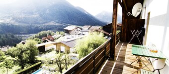 Stor lägenhet med 2 sovrum, simbassäng, balkong, trädgård