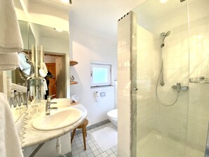 Dusche, Haartrockner, Handtücher, Seife