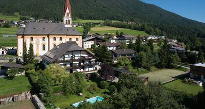 Suuri huoneisto, jossa on 2 makuuhuonetta, uima-allas, parveke, puutarha