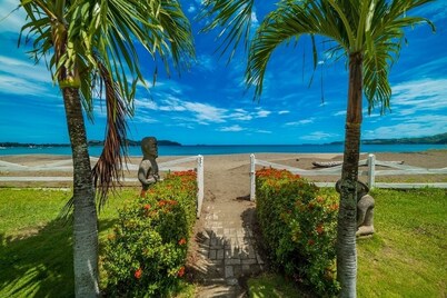 Beach Front Feet in the Sand, Ocean View, 1 BR 1BA, Ocean Front Pool