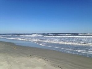 A beach with waves and a clear sky. - Charming 2BR/2BA Villa With Golf Course View! NO pets (Johns Island)