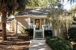 A single-story house with a front porch, a mailbox, and a number 632 sign. - Charming 2BR/2BA Villa With Golf Course View! NO pets (Johns Island)