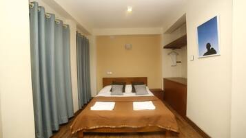 1 habitación, tabla de planchar con plancha, wifi y ropa de cama