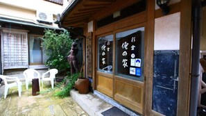 Exterior detail - Saiun Orenoie (Matsuzaki)