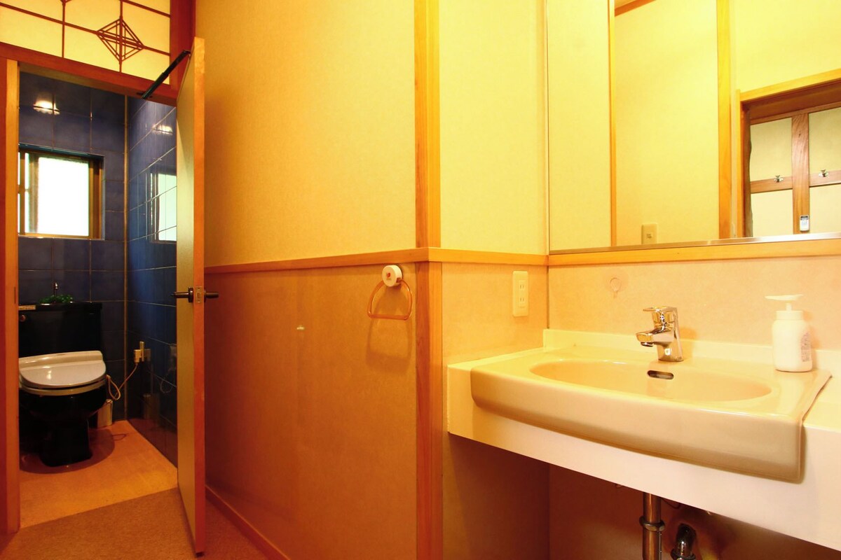 Ein Badezimmer mit Waschbecken, Spiegel und Toilette.
