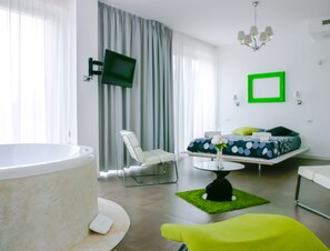 Luxe suite (Max) | Luxe beddengoed, donsdekens, een minibar, individueel gedecoreerd