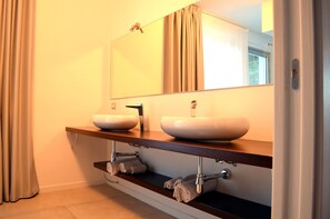 Luxury Suite (Max) | Bathroom