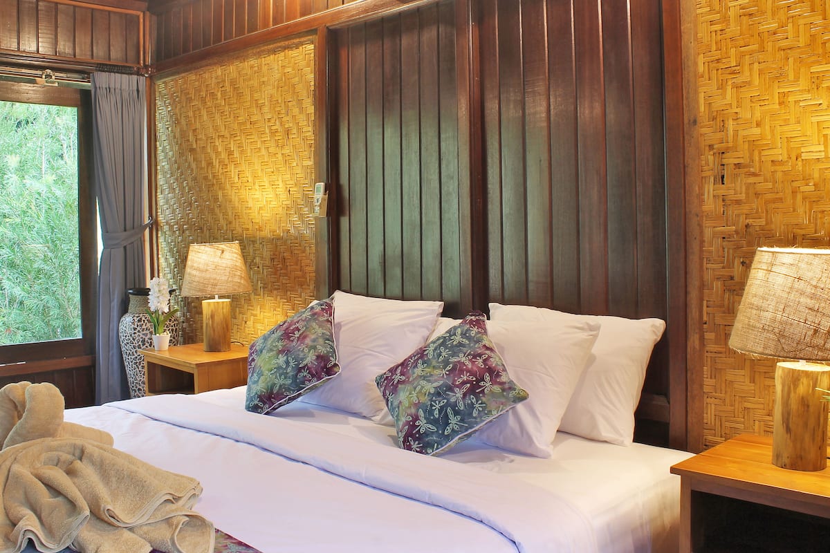 Family Cottage, 2 Bedrooms, Terrace, Valley View | Meja, katil lipat simpan/tambahan