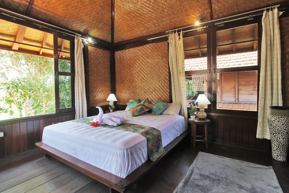 Traditional Room, 1 Katil Ratu (Queen), Terrace, River View | Meja, katil lipat simpan/tambahan