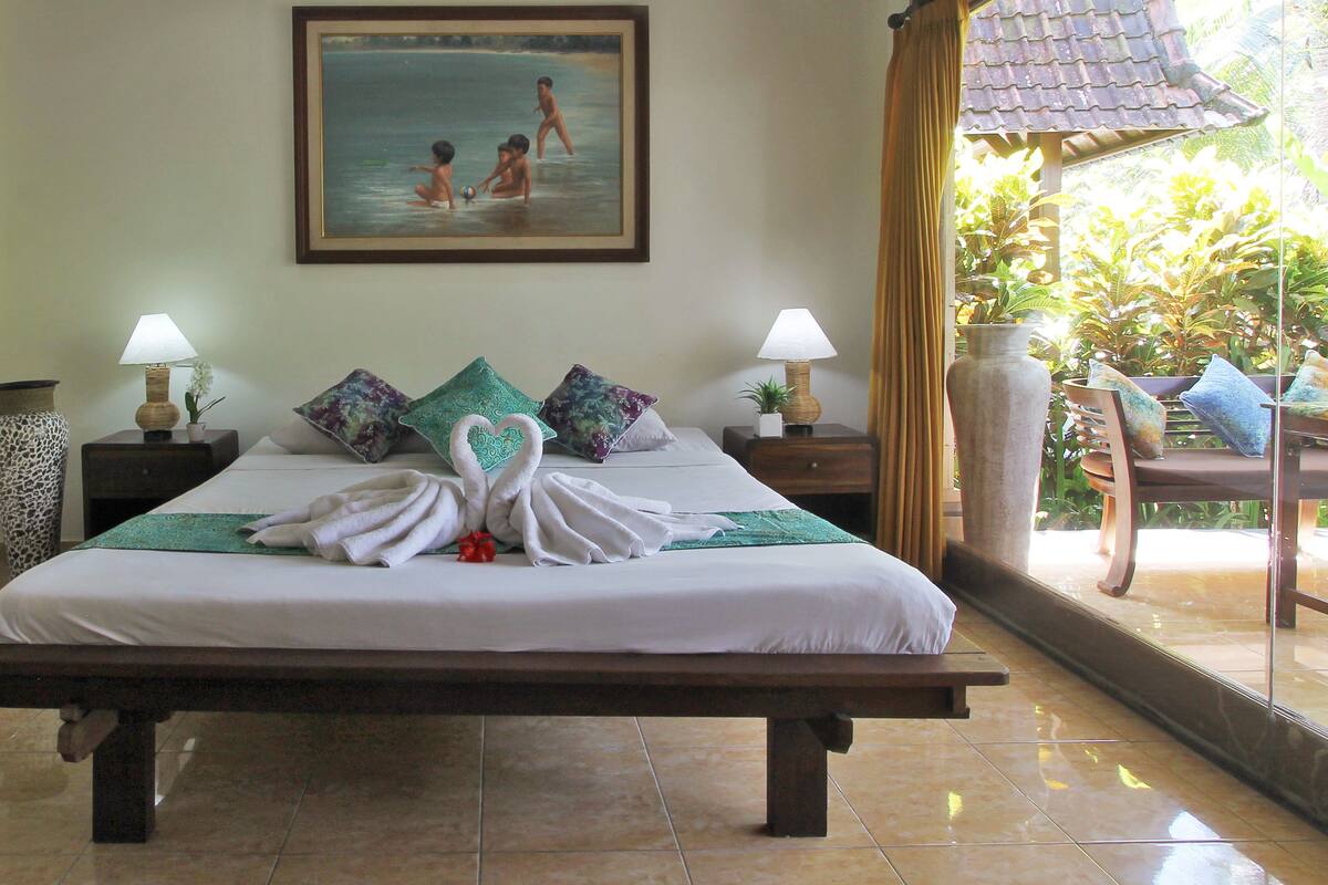 Desk, rollaway beds (surcharge)