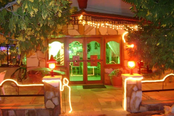 Mặt tiền nơi lưu trú - ban đêm