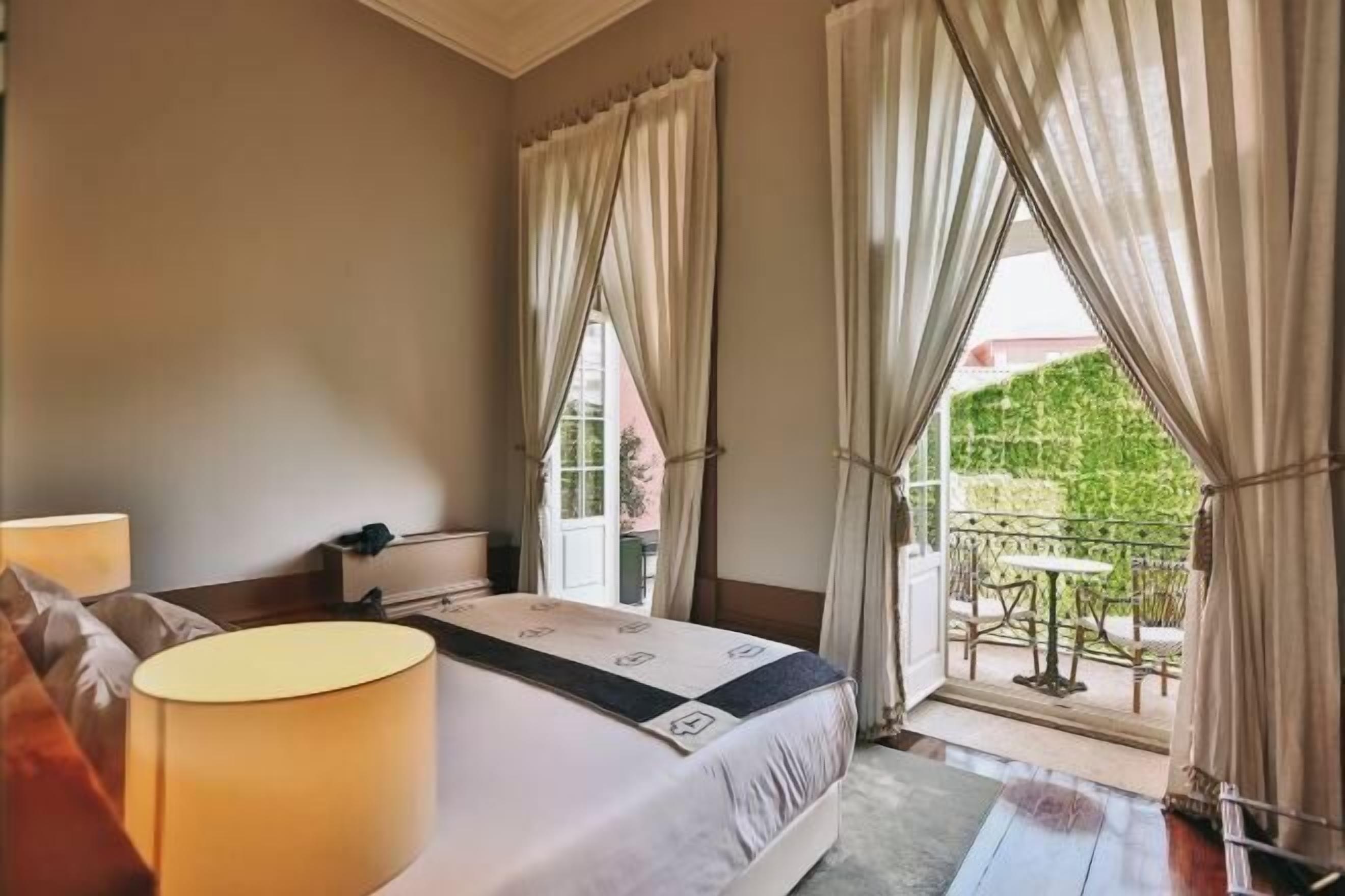 Peralatan tempat tidur premium, bar mini, peti besi dalam bilik 