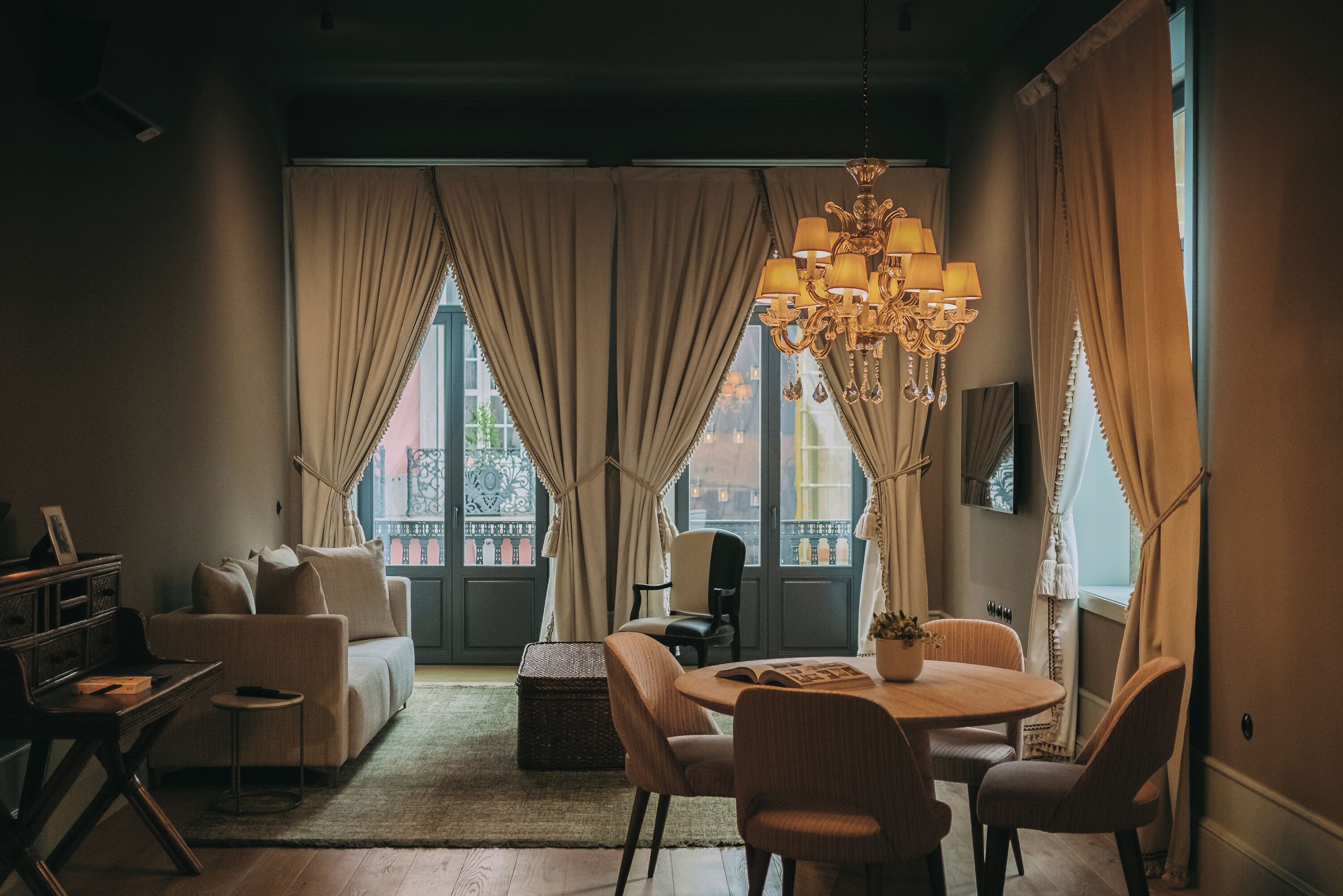 2 Bedroom Royal Apartment | Área de sala de estar | Televisión de pantalla plana 