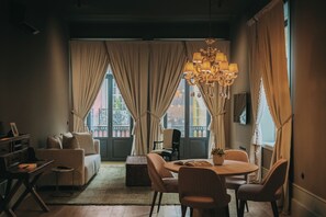 2 Bedroom Royal Apartment | Zona de estar | Una televisión de pantalla plana