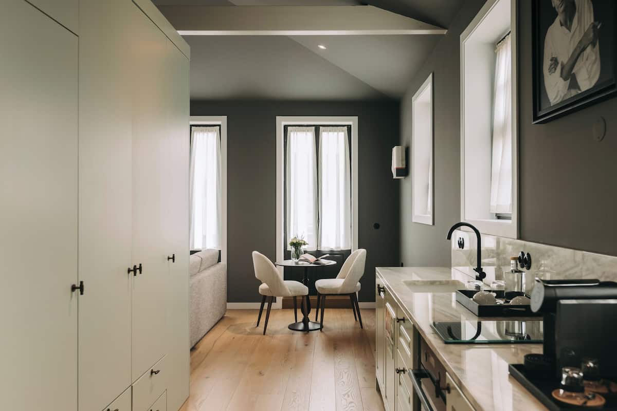 Studio Superior | Sengetøy av topp kvalitet, minibar og safe på rommet