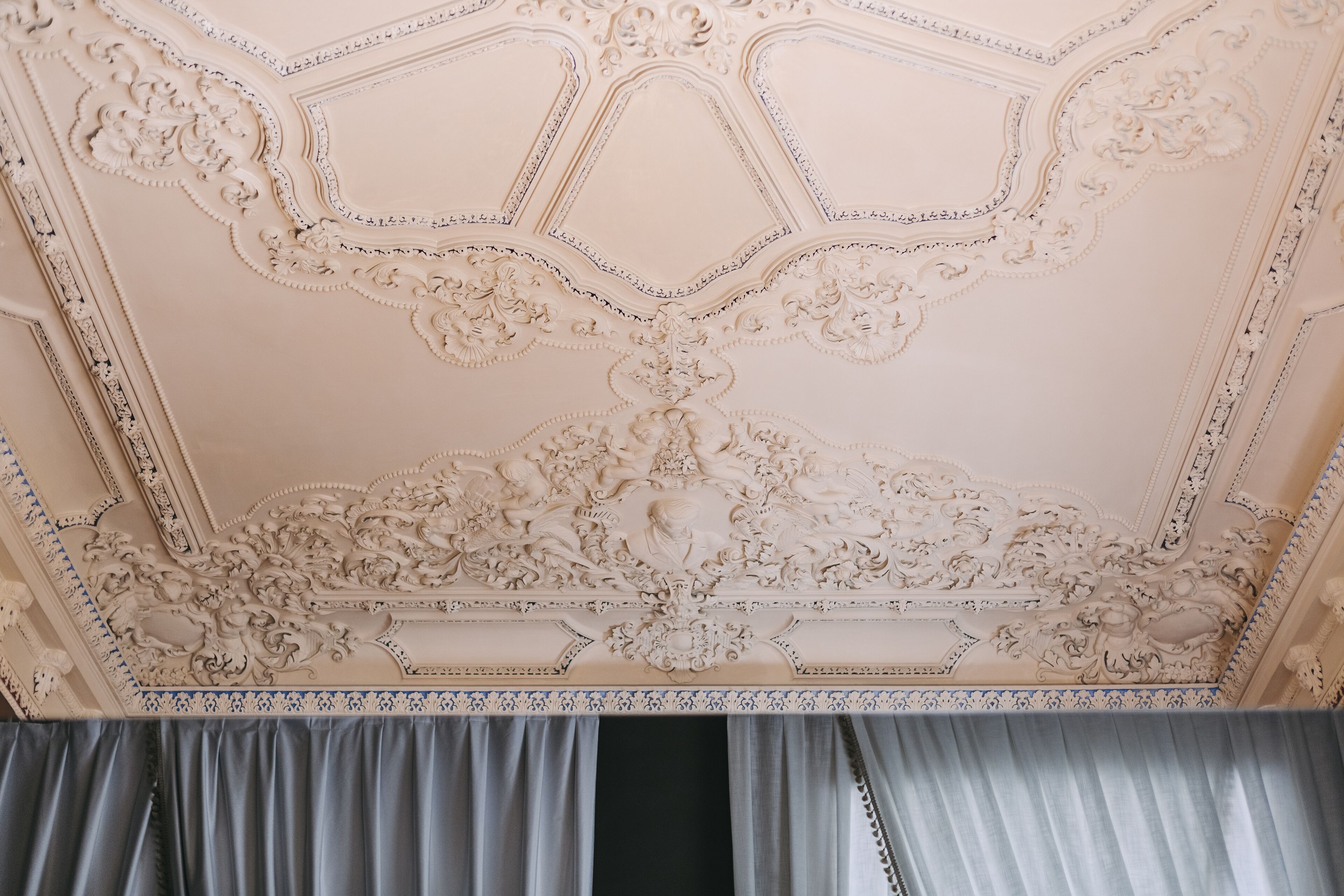 A ceiling with ornate, classical architectural details.