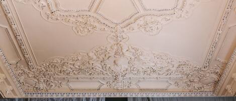 Un plafond orné de détails architecturaux classiques.