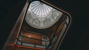 A view of a grand, ornate ceiling with intricate designs and a central skylight. - Torel Palace Porto (Porto)