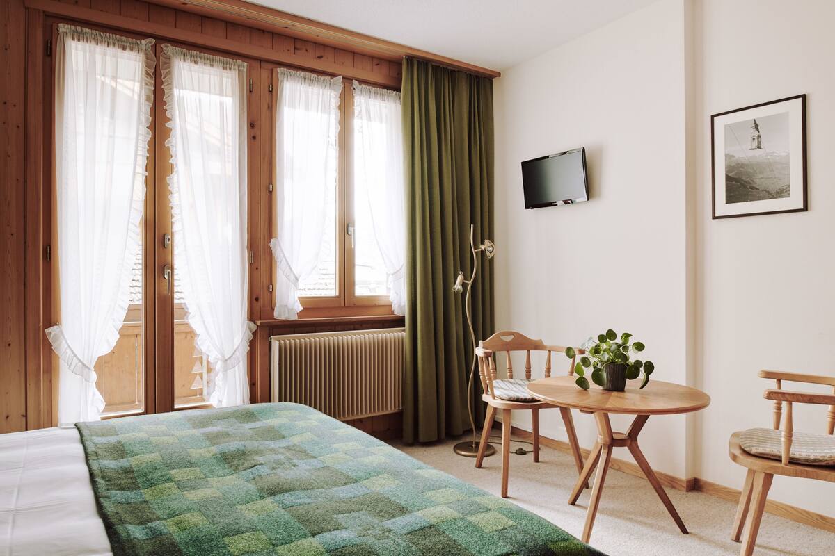 Cofres nos quartos, escrivaninha, Wi-Fi de cortesia, roupa de cama