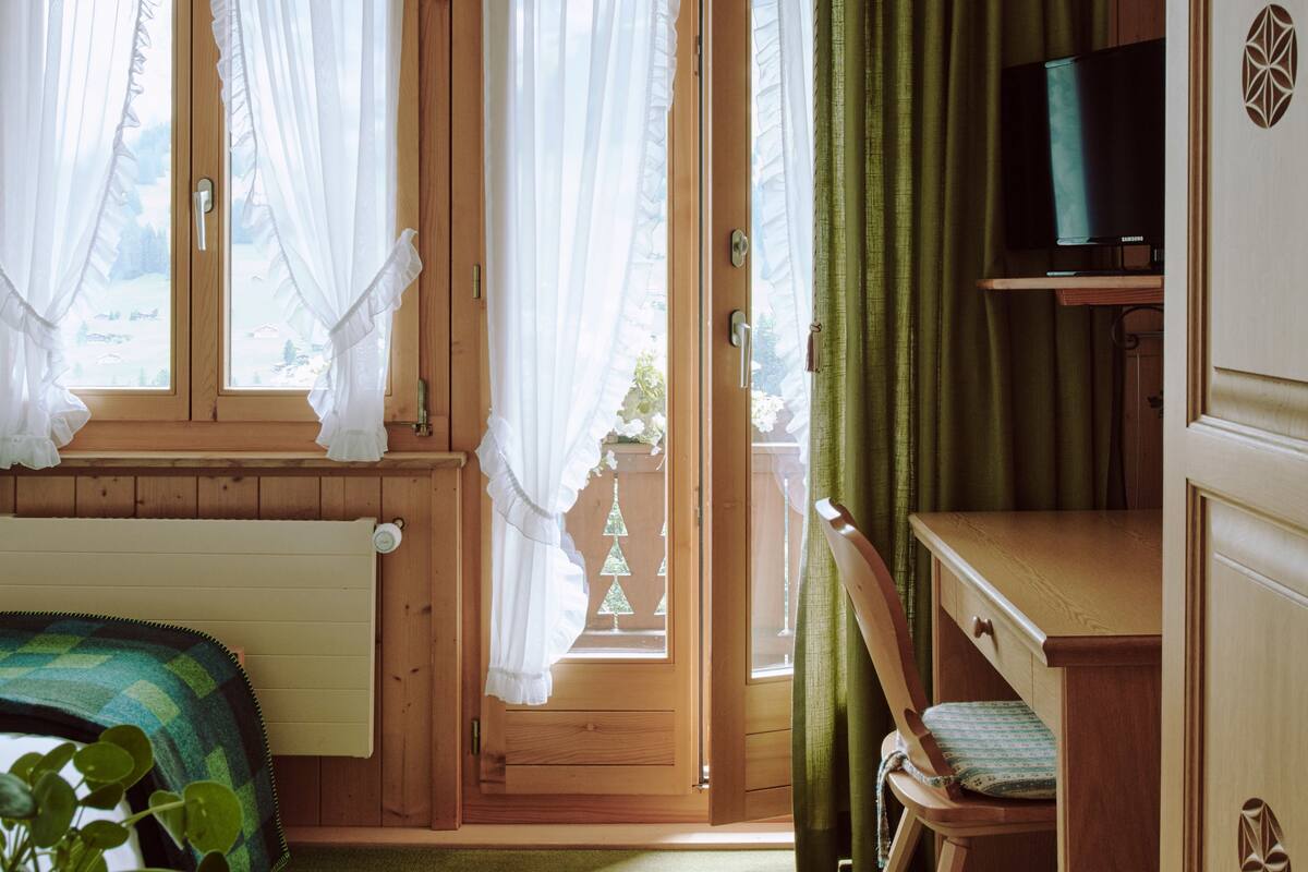 Quarto solteiro standard | Cofres nos quartos, escrivaninha, Wi-Fi de cortesia, roupa de cama