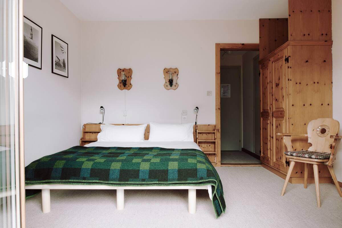 Quarto solteiro luxo | Cofres nos quartos, escrivaninha, Wi-Fi de cortesia, roupa de cama